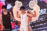 组图：任贤齐北京开唱 脱衣与猛男拼肌肉