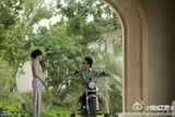 组图：《淑女之家》陈翔骑古董摩托一圆警察梦