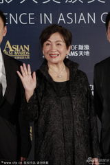 组图：鲍起静黑袍贵妇范 争影后获两绅士护体