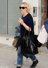 幻灯：凯特-温斯莱特携女出街 手指上已无婚戒