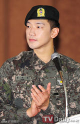 组图：韩星Rain英气出席2012服役光荣世家颁奖盛典