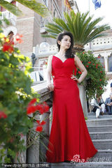 高清图：李冰冰受访换三套 白裙清纯随性红裙妩媚