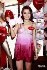 幻灯图：钟舒漫亮相自嘲身材差 吕慧仪现场购内衣