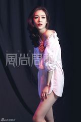 高清组图：演员梁镜珂拍大片 大秀美腿玩性感