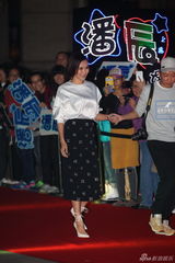 组图：莫小棋亮相街拍盛典红毯 演绎黑白经典