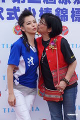 高清组图：徐若瑄为少棒赛开球 送母亲游泰国表孝心