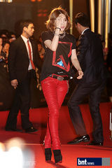 组图：李秉宪韩孝珠等亮相《光海》红毯秀