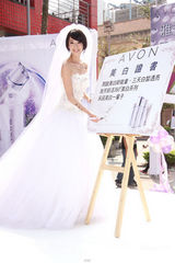 幻灯图：名模隋棠披婚纱亮相 娇俏可人身材窈窕