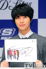 组图：SHINee办签名会 卫衣牛仔裤展大学生时尚