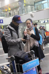 组图：郭晓冬携妻程莉莎赴德争奖 机场甜蜜自拍