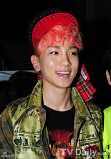 组图：SHINee孔孝真参加首尔时尚周朴升健展