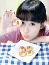 组图：张娜拉晒各种各样萌照 素颜展甜美魅力