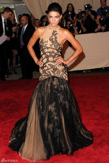 高清组图：纽约大都会庆典 杰西卡-斯佐尔亮相