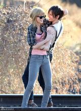 组图：泰勒MV与男模亲昵搂抱 金鸡独立露奶罩