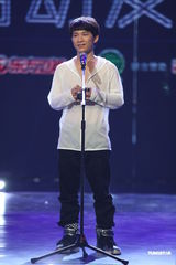 组图：吴建豪《舞林大会》热舞 张一山扎马尾助阵