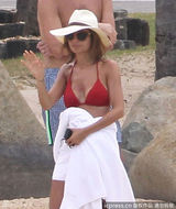 组图：阿尔芭两点激凸 妮可里奇红比基尼惹眼