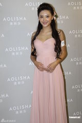 组图：应采儿低胸礼服美丽动人 想为陈小春生男孩