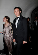 组图：黄志忠亮相电视节 两帝一后走红毯