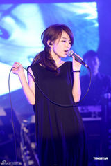 组图：Hebe单飞办音乐会 SHE两姐妹大力捧场