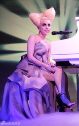 高清组图：LADY GAGA雷人蝴蝶结发型亮相音乐会