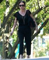 泽塔琼斯分居后性感不再 憔悴吸烟仍戴婚戒(图)