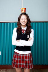 高清组图：韩人气团体Kara穿校服代言活力四射