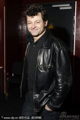 幻灯图：《性毒品和摇滚》柏林首映 男主角表现亲民