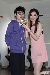 组图：方大同展现运动细胞 安心亚亲手喂汤补身