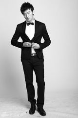 组图：刘一最新写真雅痞型男显魅力