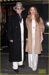 组图：德普戴黑超嘴角微扬 未婚妻艾梅柏傲气足