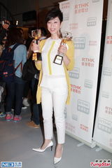 组图：林嘉欣出席活动称要放手让小孩独立