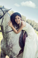 组图：哈布尓与马儿演绎公益环保草原大片