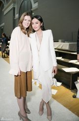 组图：秦岚深V西装巴黎看秀 剑眉红唇英气十足