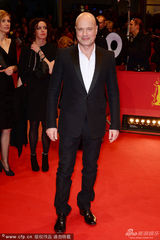 组图：柏林电影节开幕 硬汉男星伯克光头闪亮