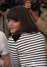 幻灯：《爱，想象》记者会 女主角夸张吐舌做鬼脸