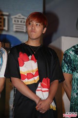 组图：美男乐团FTIsland亮相 与粉丝亲昵击掌