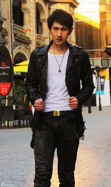 组图：何明翰初冬街头时尚街拍