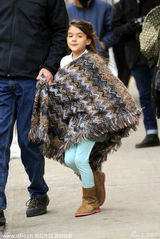 组图：小苏瑞放学享受公主待遇 穿大披肩显时尚