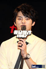 组图：韩新老偶像歌手齐聚《回应吧1997》发布会