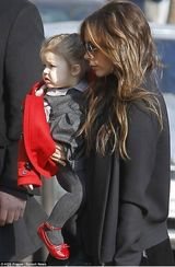 组图：维多利亚抱女儿小七现身巴黎街头