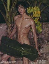 组图：模特张亮全裸旧照被揭 好爸爸大秀人鱼线