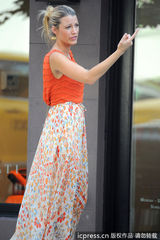 组图：莱弗利碎花裙赶拍《绯闻女孩》 搞怪表情不断