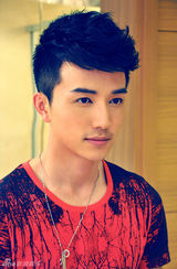 组图：许诺拍白领时尚大片展活力休闲