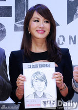 组图：严正花露胸黑裙性感宣传新片《蒙太奇》