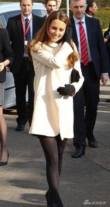 组图：凯特探访儿童慈善机构 获赠可爱毛绒玩具