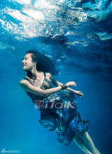 组图：李依晓水下大片梦幻飘逸