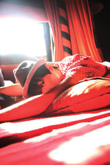 组图：李宇春英国旅行照曝光 阳光清新百变魅力