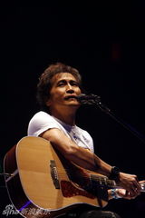 幻灯图：齐秦北京激情开唱 彭佳慧莫文蔚献歌