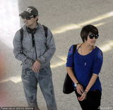 组图：汪峰与神秘女机场密聊 忙抽烟愁云满面