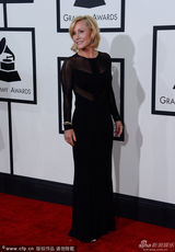 组图：作曲南-施瓦兹透视装内衣尽露显豪放